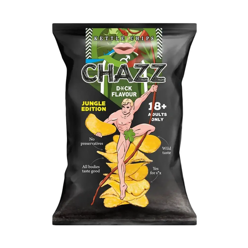 Un paquet noir sur fond blanc avec un homme dévêtu et une feuille verte qui cache. Il tient une liane et est sur un tas de chips