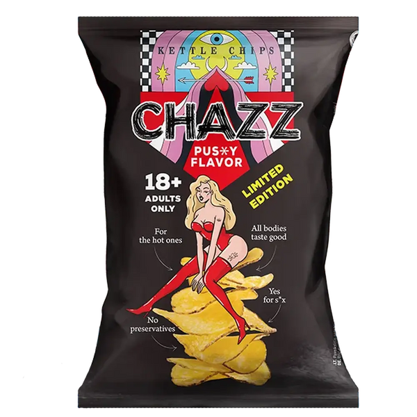 Un paquet noir sur fond blanc avec une femme blonde habillée en rouge. Elle est assise sur un tas de chips