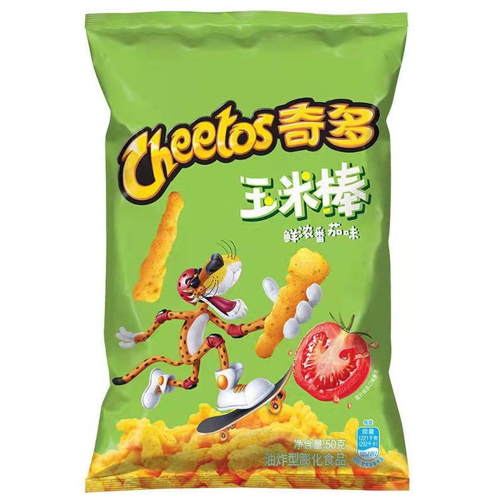 Un paquet vert avec en bas des chips allongés jaunes et un tigre qui en tient un à la patte. Sur le côté droit il y a une tomate coupée. Le tout sur un fond blanc