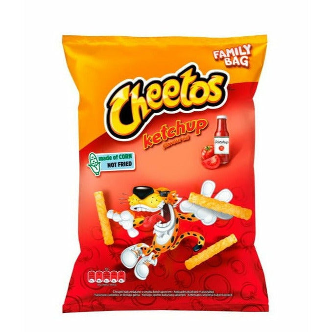 Un paquet orange et rouge avec un tigre et des chips oranges en forme de bâtonnets, le tout sur fond blanc. En haut à droite une bouteille de ketchup avec 2 tomates