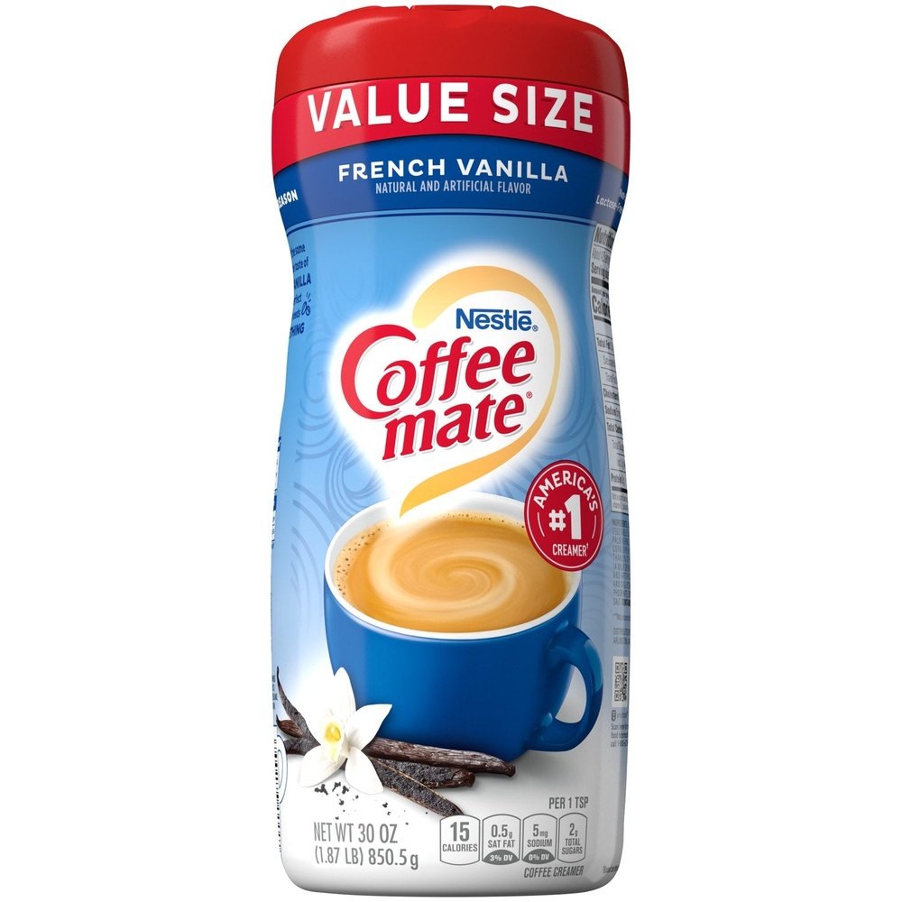 Un paquet bleu sur fond blanc avec un capuchon rouge et une tasse bleu avec une une boisson couleur crème