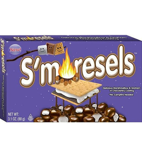 Un paquet mauve sur fond blanc avec au centre un grand s’mores et son chocolat fondant sur des S’moresels. Plus haut, il est écrit « S’moresels » en blanc avec le « O » qui a été remplacé par un feu de bois