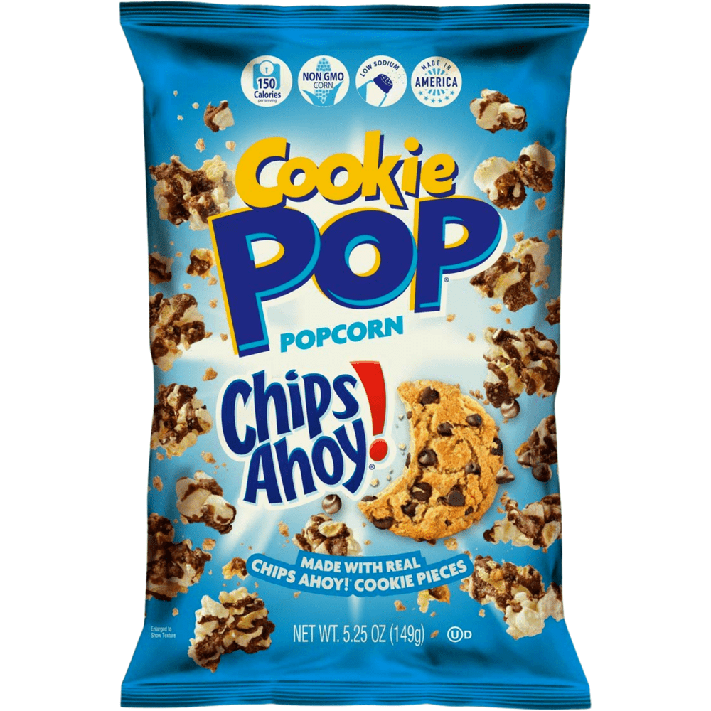 Un paquet bleu sur fond blanc avec plein de popcorn au chocolat et un cookie aux pépites de chocolat 