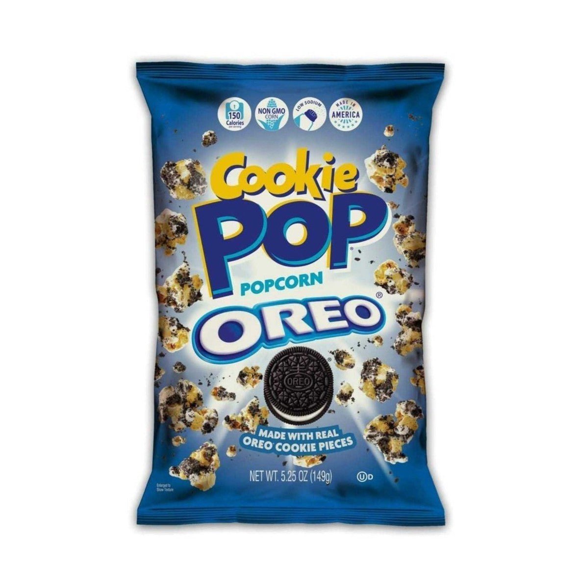 Un paquet bleu sur fond blanc avec plein de popcorn au chocolat et un biscuit noir fourré à la crème blanche