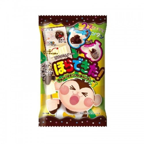 Un paquet coloré aux extrémités marrons avec un petit singe qui tient un glace avec du chocolat et des perles claires, le tout sur fond blanc