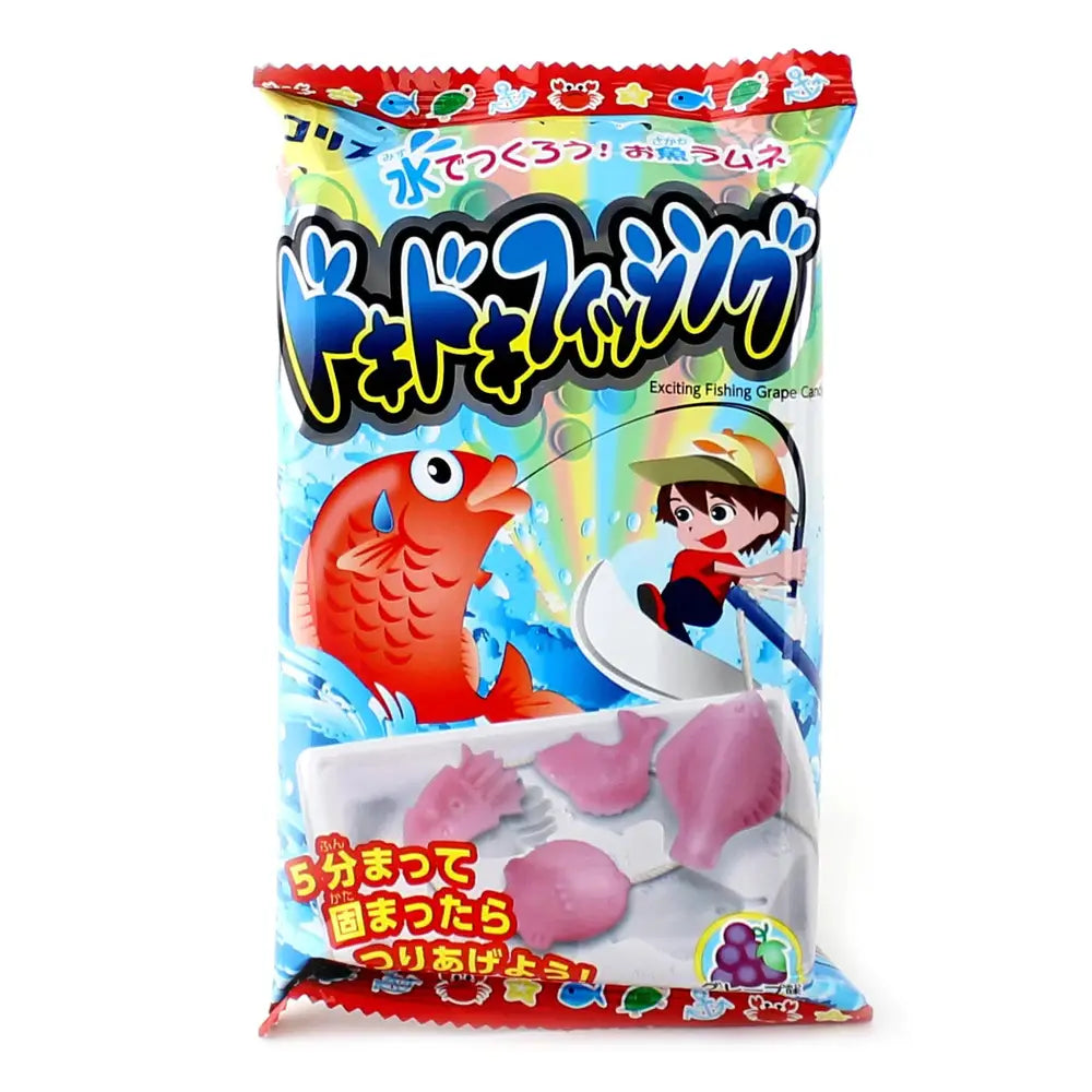 Un paquet coloré aux extrémités rouges avec un petit garçon à casquette attrape un gros poisson rouge avec sa canne à pèche, le tout sur fond blanc 