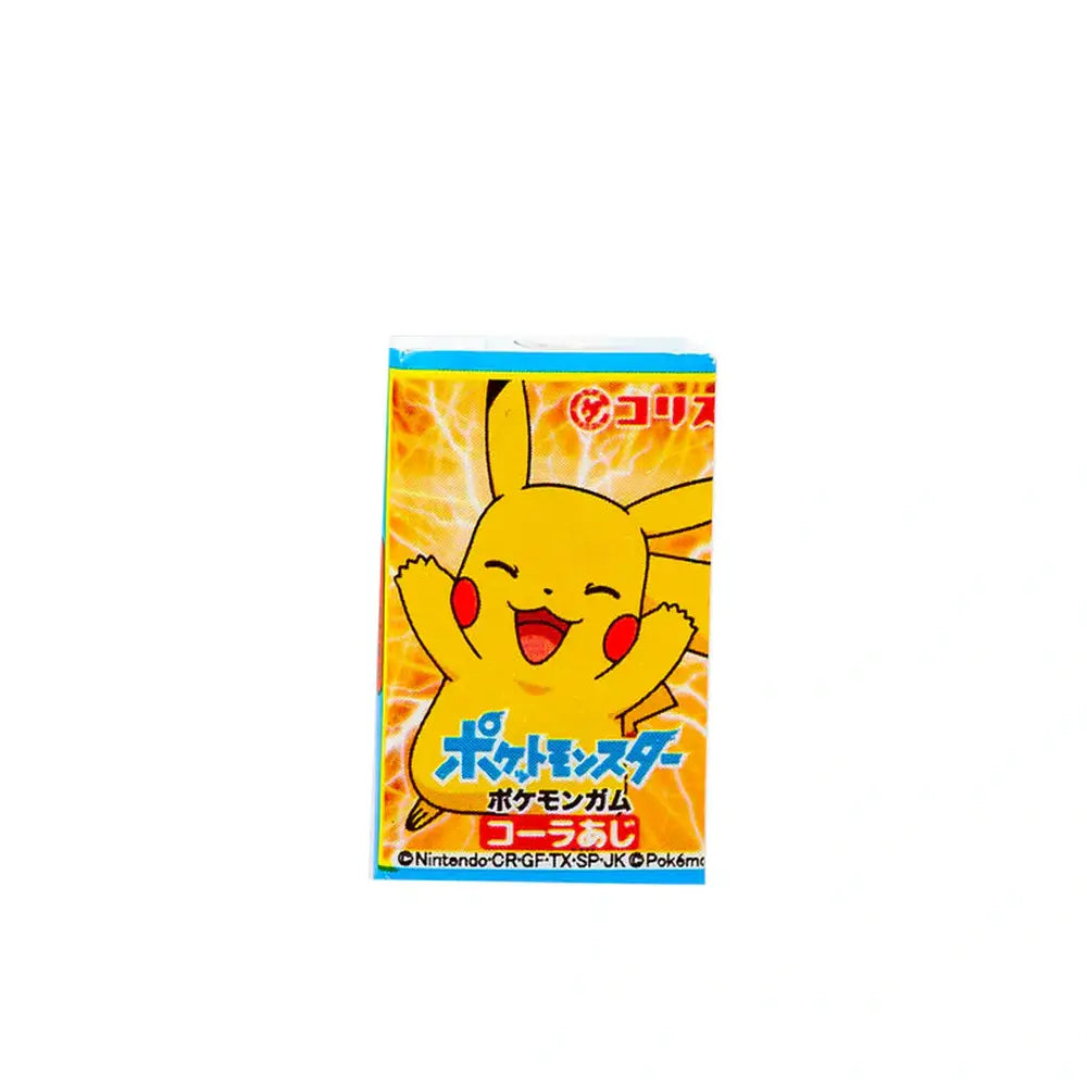 Un emballage jaune aux extrémités bleues avec Pikachu, un petit personnage jaune. Le tout sur un fond blanc