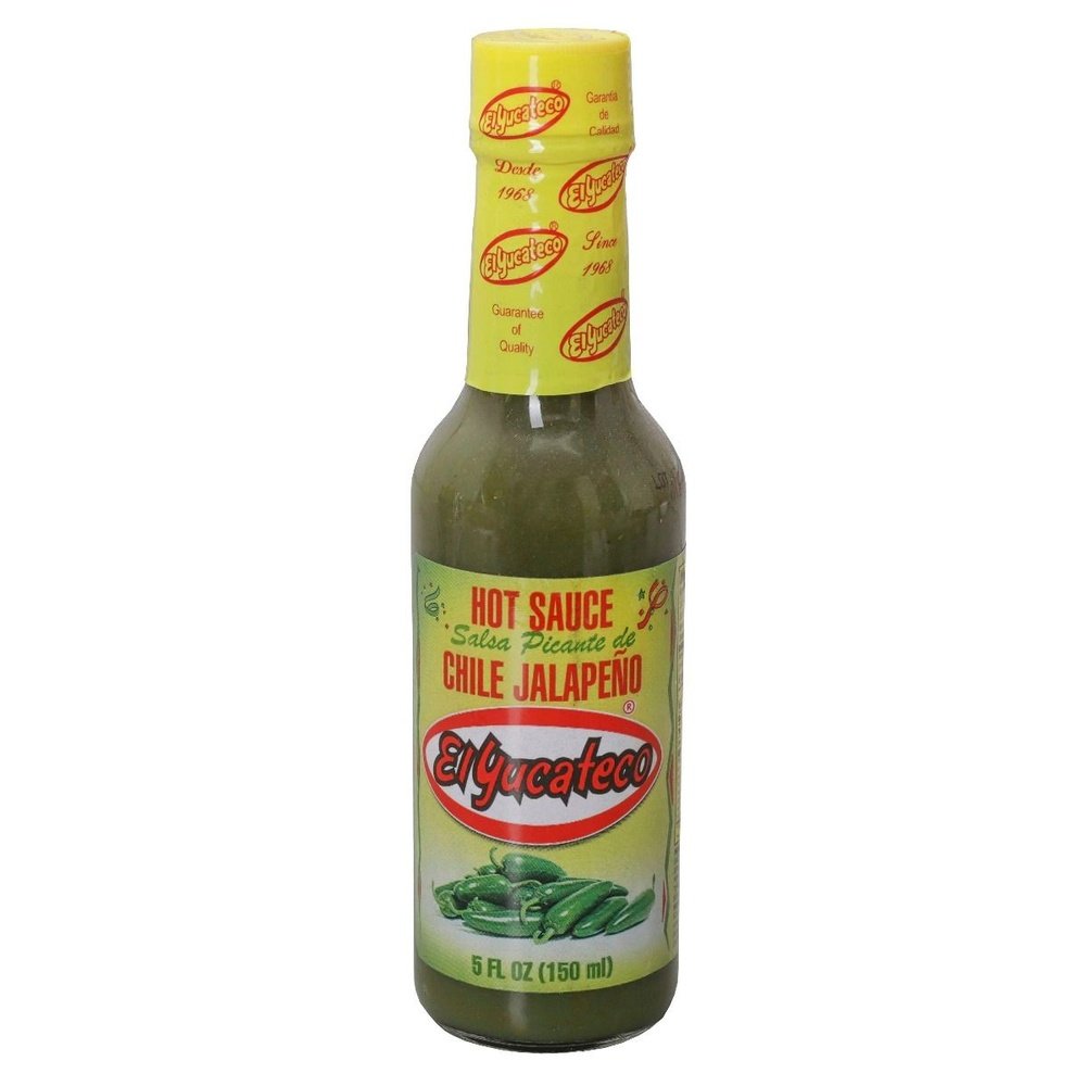 Une bouteille en verre avec de la sauce verte et une étiquette jaune au centre et sur le haut avec plusieurs longs piments verts, le tout sur fond blanc