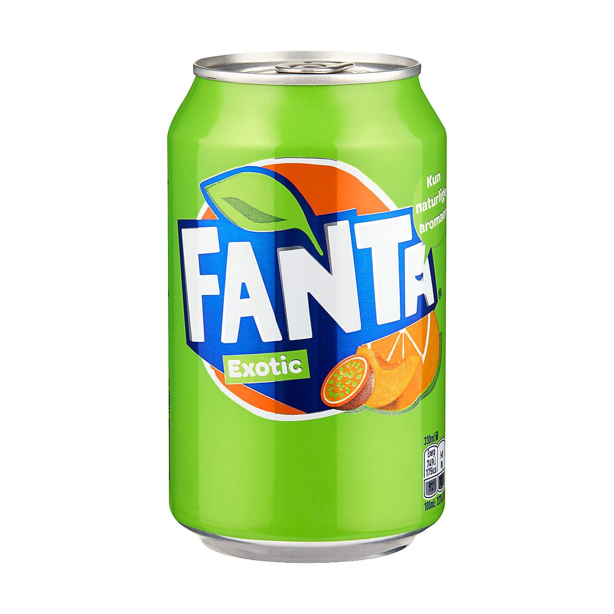 Une canette verte sur fond blanc avec le logo Fanta et à droite des morceaux de pêche, d’orange et un fruit de la passion