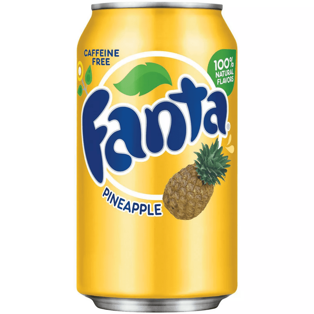Une canette jaune sur fond blanc avec le logo Fanta et à droite un ananas