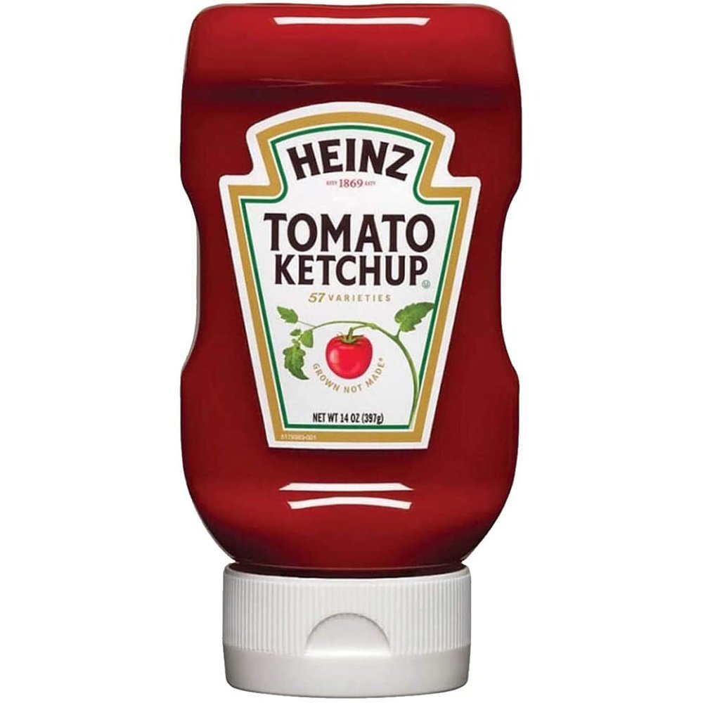 Une bouteille transparente d’une sauce rouge, un capuchon blanc et une étiquette blanche au centre avec une tomate. Le tout sur fond blanc