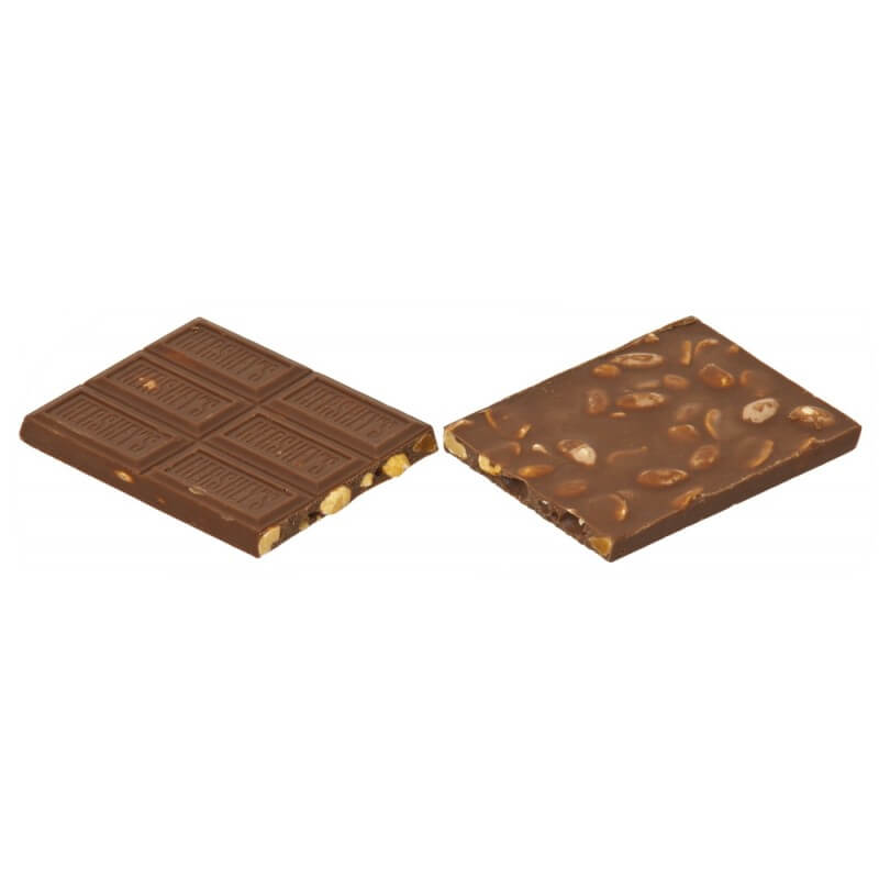 Une tablette de chocolat divisée en 2, avec des morceaux d’amandes. Le tout sur fond blanc