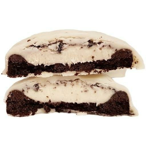 2 biscuits au chocolat l’un sur l’autre et une crème blanche enrobés de chocolat blanc, le tout sur fond blanc