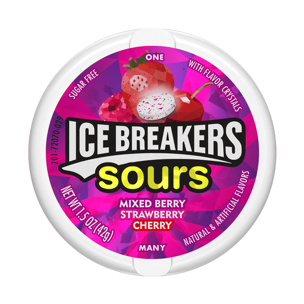 Un emballage rond rose et mauve avec les contours blancs, au-dessus une pastille blanche avec des petites tâches roses, une framboise, une fraise et une cerise. Le tout sur fond blanc