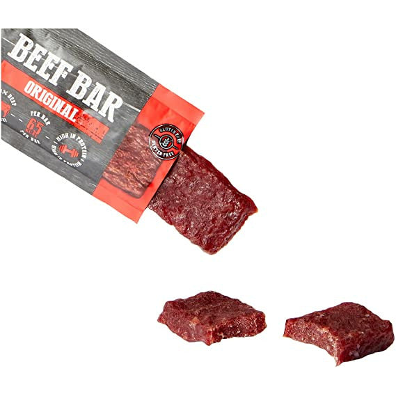 Un emballage rouge et noire en haut et à gauche avec une bar en viande séchée qui sort et en bas à droite 2 petits morceaux croqués 