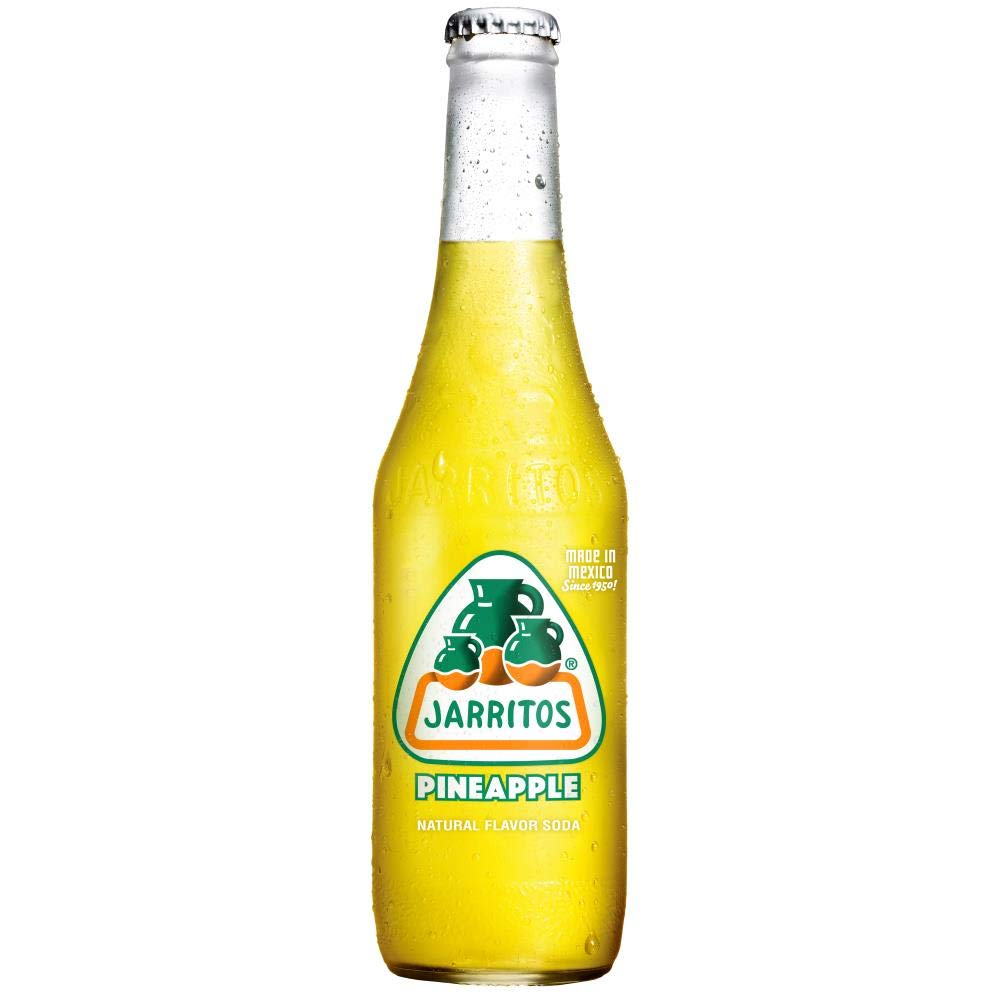 Une bouteille en verre transparente contenant une boisson jaune avec au centre une étiquette blanche avec 3 jarres. Le tout sur fond blanc 