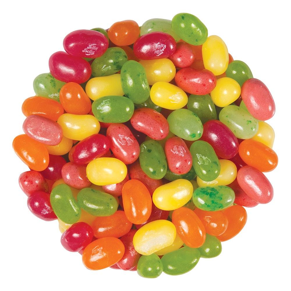 Un tas de bonbons en formes d’haricots rouge, orange, vert et jaune. Le tout sur fond blanc 