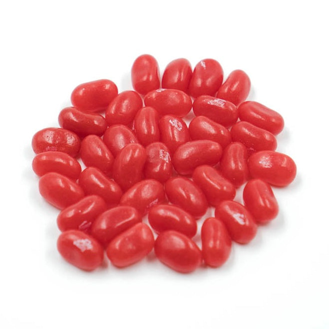 Un petit tas de bonbons en formes d'haricots rouges, sur fond blanc