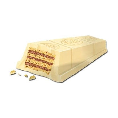 Un biscuit en bâtonnet blanc cassé avec à l’intérieur des traits marrons et beiges. Le tout sur fond blanc