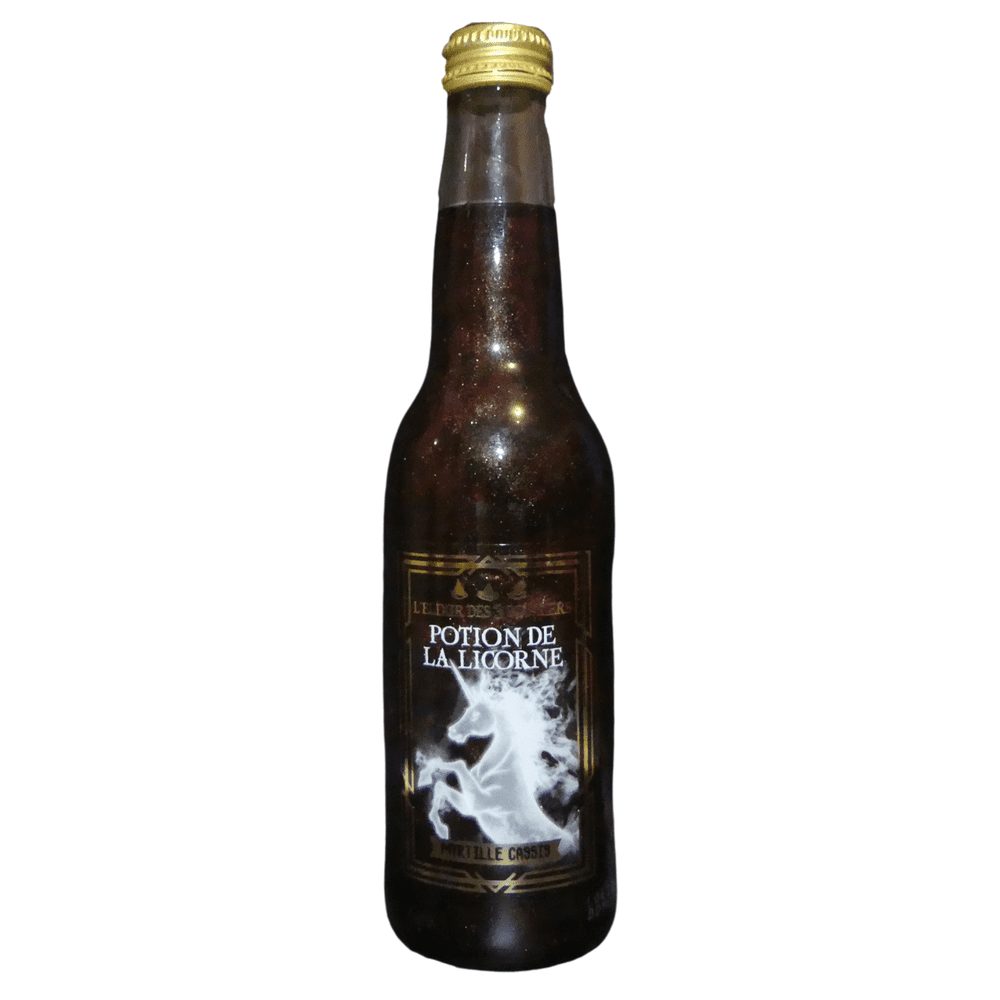 Une bouteille transparente avec une boisson pailletée noire et sur l’étiquette une licorne blanche. Le tout sur fond blanc