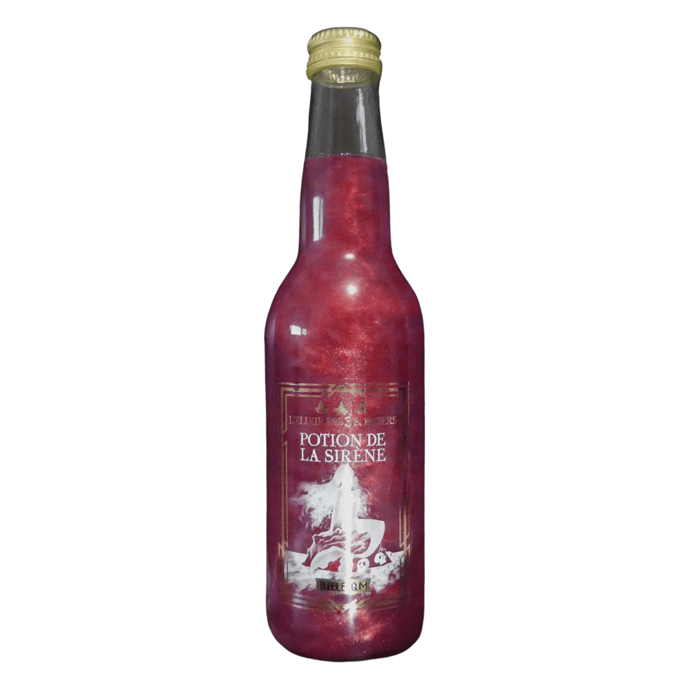 Une bouteille transparente avec une boisson pailletée rose et sur l’étiquette une sirène blanche. Le tout sur fond blanc
