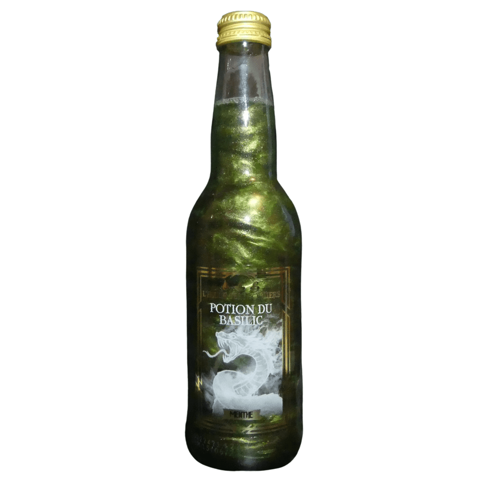 Une bouteille transparente avec une boisson pailletée verte et sur l’étiquette un serpent blanche. Le tout sur fond blanc