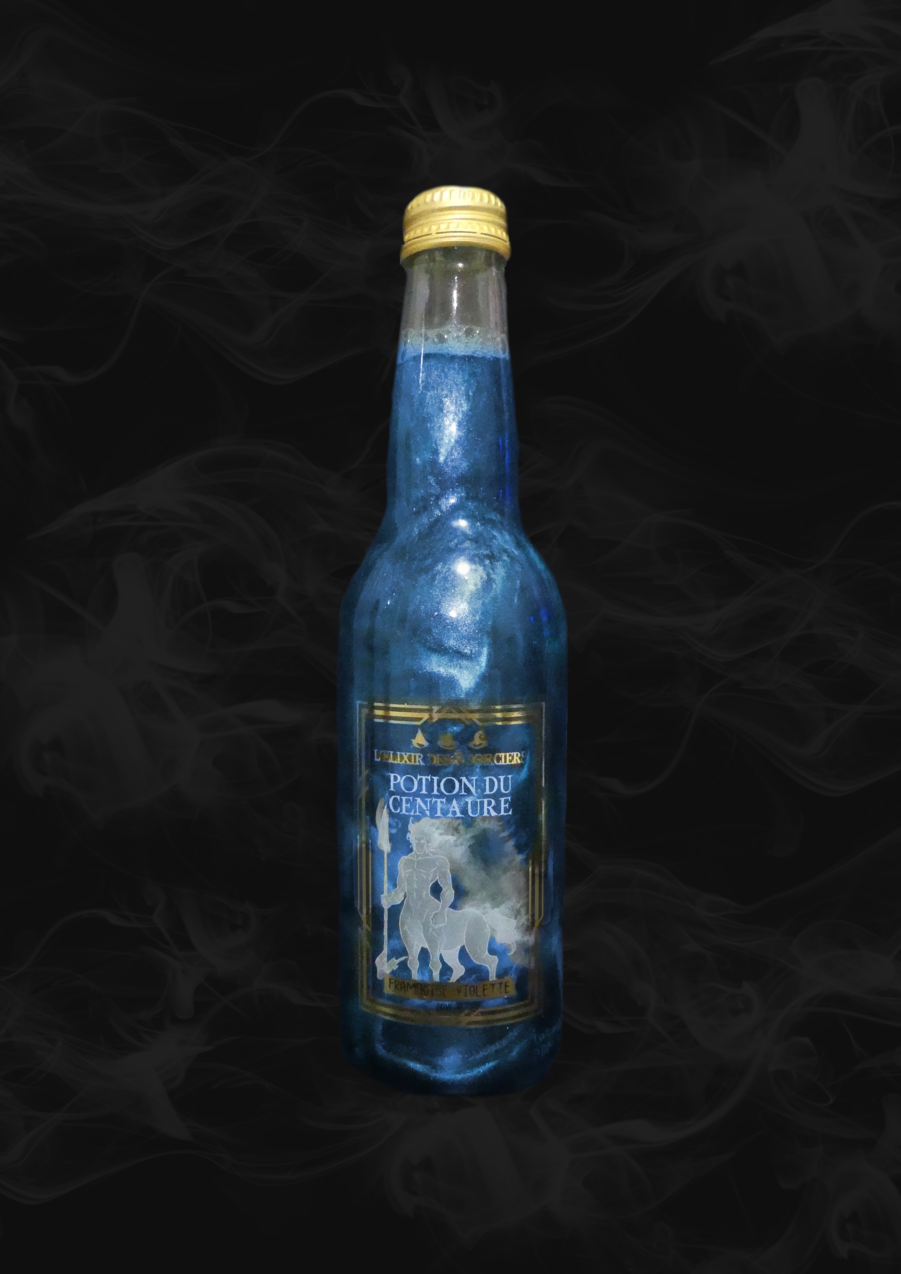 Une bouteille transparente avec une boisson pailletée bleue et sur l’étiquette une créature blanche mi-homme mi-cheval. Le tout sur fond noir avec de la fumée