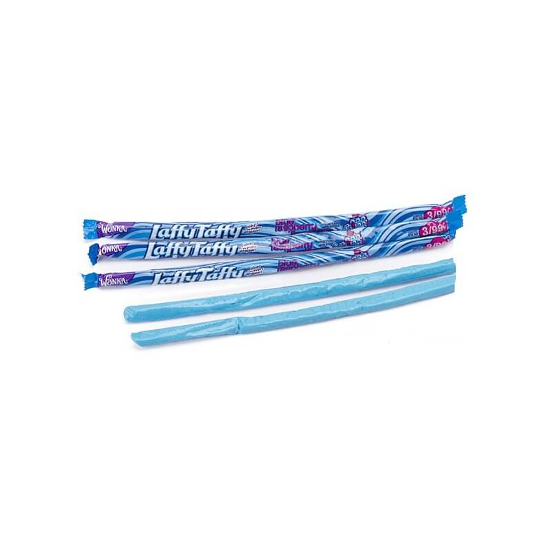 3 emballages bleus sur fond blanc avec des framboises bleus et juste devant 2 bonbons en forme de bâtonnets bleus déballés