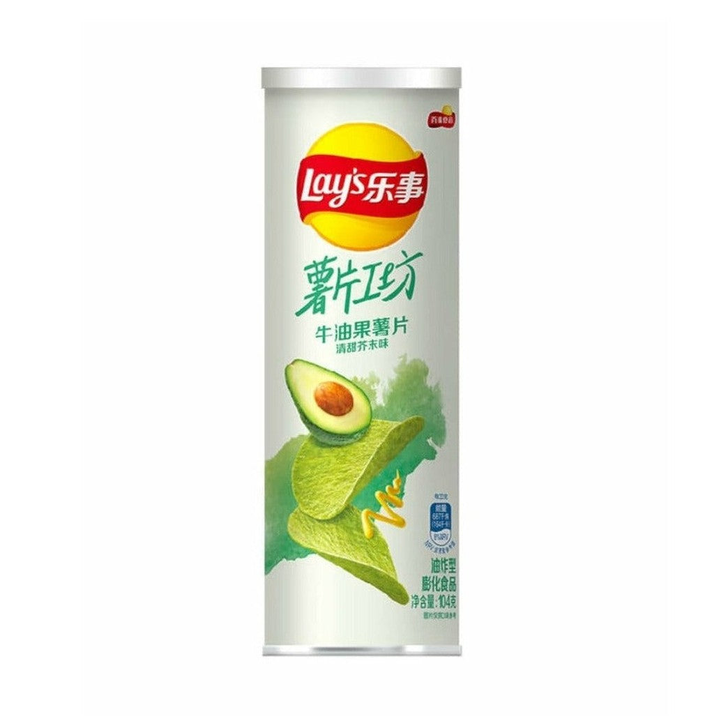 Un emballage en tube blanc avec au centre 2 chips vertes, un avocat coupé et une fumée verte derrière, le tout sur fond blanc