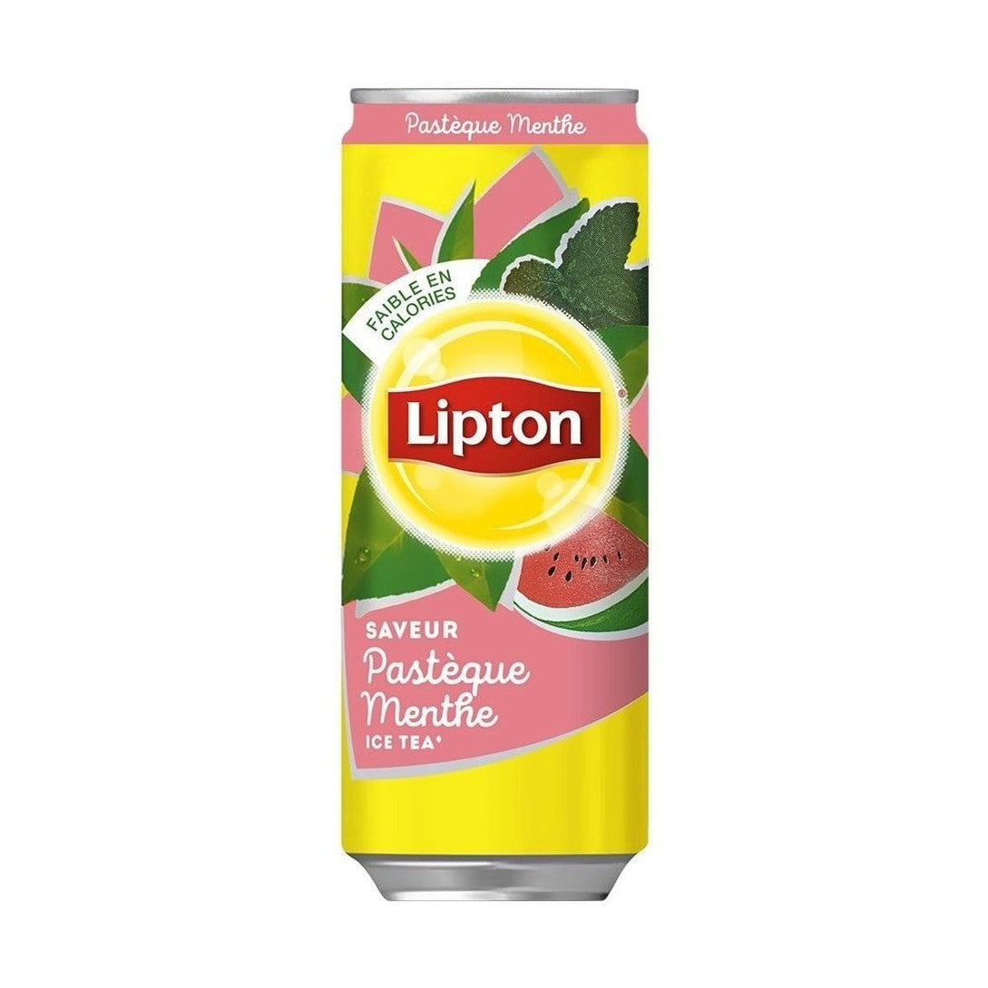 Une grande canette jaune et rose sur fond blanc avec au centre des morceaux de pastèque et des feuilles vertes derrière un rond jaune qui est le logo de Lipton