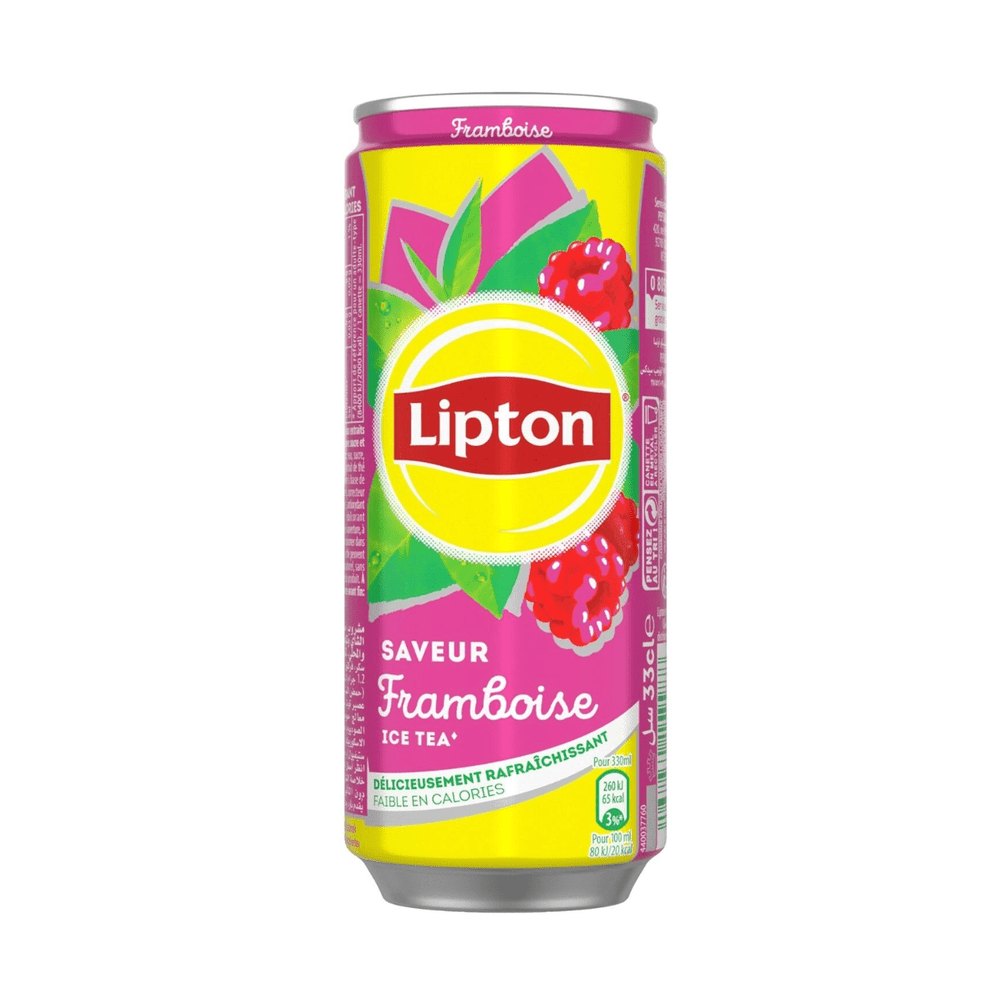 Une grande canette jaune et rose sur fond blanc avec au centre des framboises et des feuilles vertes derrière un rond jaune qui est le logo de Lipton