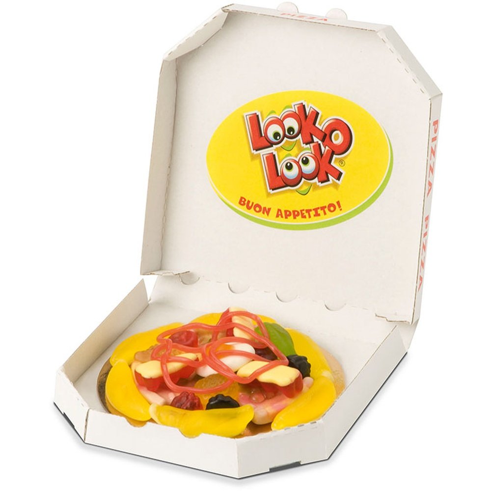 Un carton blanc ouvert, on y voit un bonbon formant une pizza, il y a des bonbons bananes, des nounours rouges, des myrtilles noires. Le tout sur fond blanc