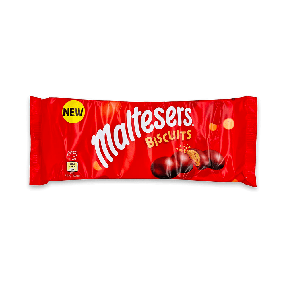 Un emballage rouge sur fond blanc avec une petite barre chocolaté comprenant 3 petites boules et au milieu c’est coupé et on y voit des biscuits