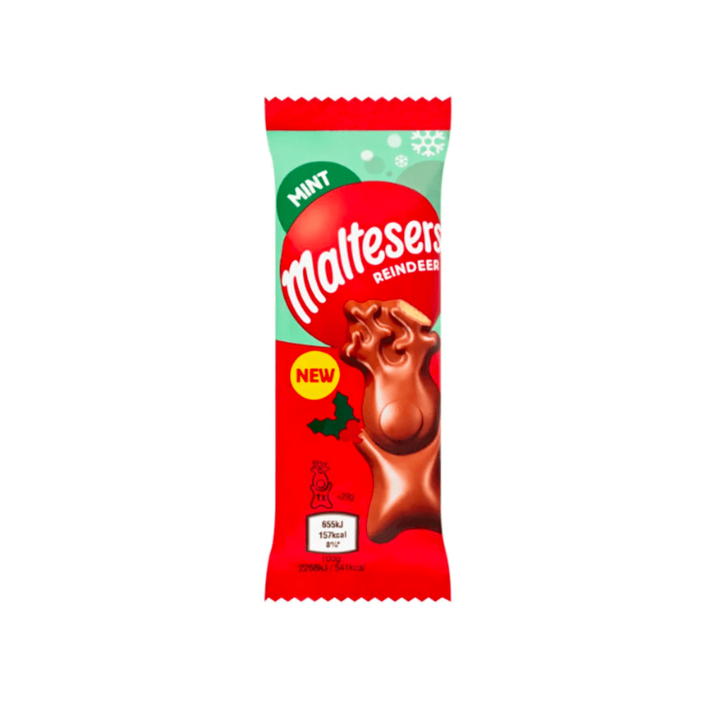 Un emballage rouge sur fond blanc avec un Maltesers en forme de renne qui a sa corne de droite croquée. Le haut du paquet est vert avec une boule de Noël rouge et son accroche verte avec inscrit « Mint »
