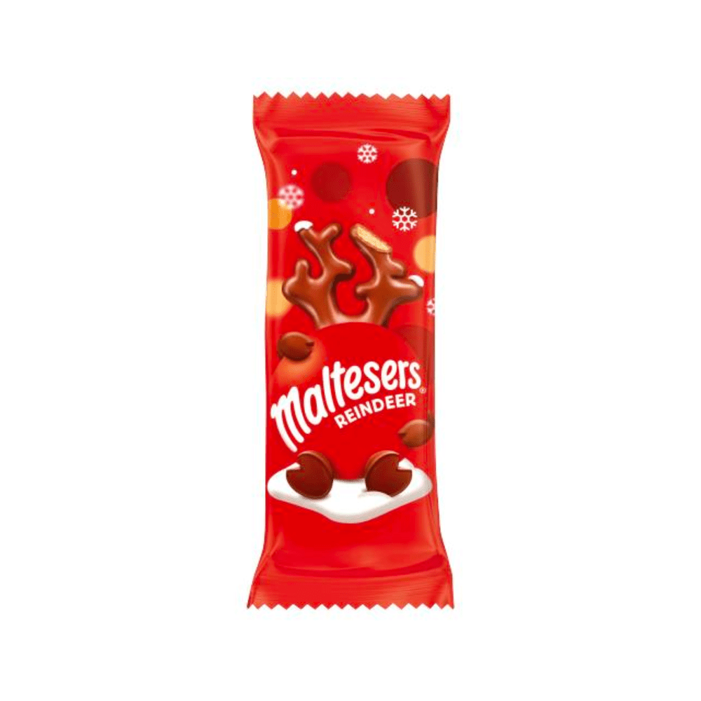 Un emballage rouge sur fond blanc avec un renne assis sur de la neige qui est caché par une immense boule de Noël rouge qu’il porte. Ses cornes sont en Maltesers, celle de droite est croquée