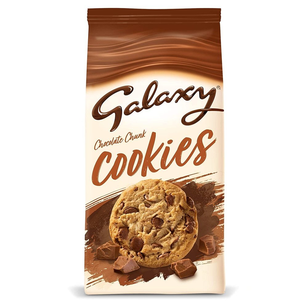 Un emballage beige et marron sur fond blanc avec au centre en bas un cookie et devant 4 morceaux de chocolat