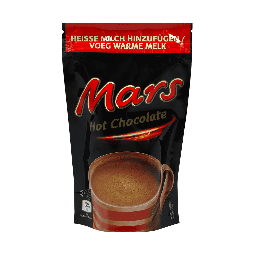 Un emballage noir et en haut rouge avec une tasse blanche et rouge rempli de liquide brun, le tout sur fond blanc
