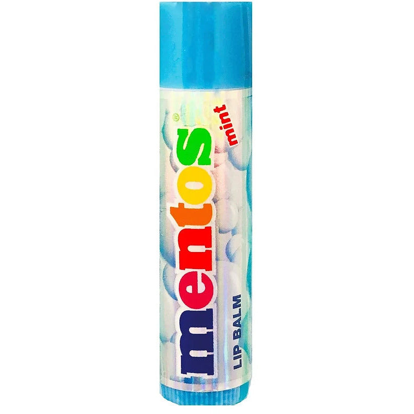 Un baume à lèvres avec une étiquette bleue et il est écrit « mentos » avec les couleurs de l’arc-en-ciel, le tout sur fond blanc