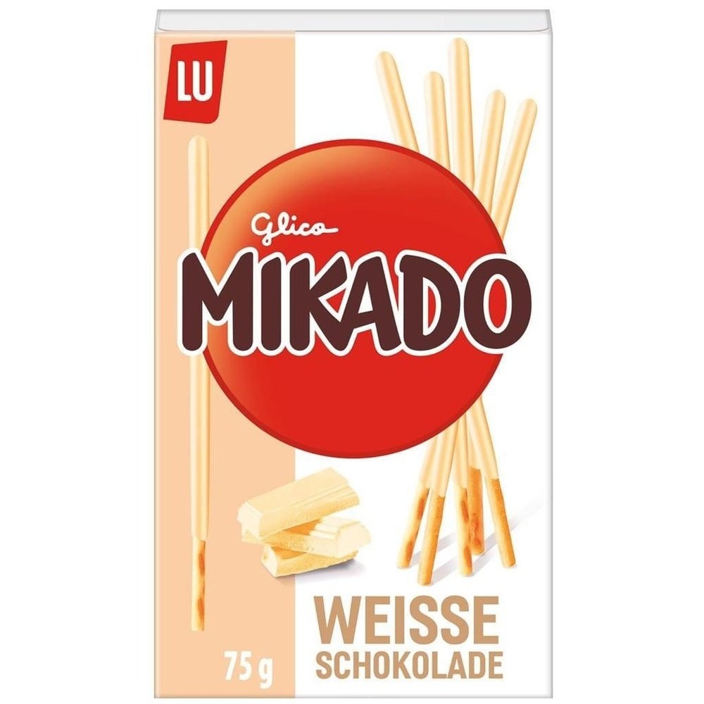 Un emballage beige et blanc sur fond blanc, au centre un rond rouge Mikado et derrière des biscuits en bâtonnet au chocolat blanc et des petits carrés de chocolat blanc