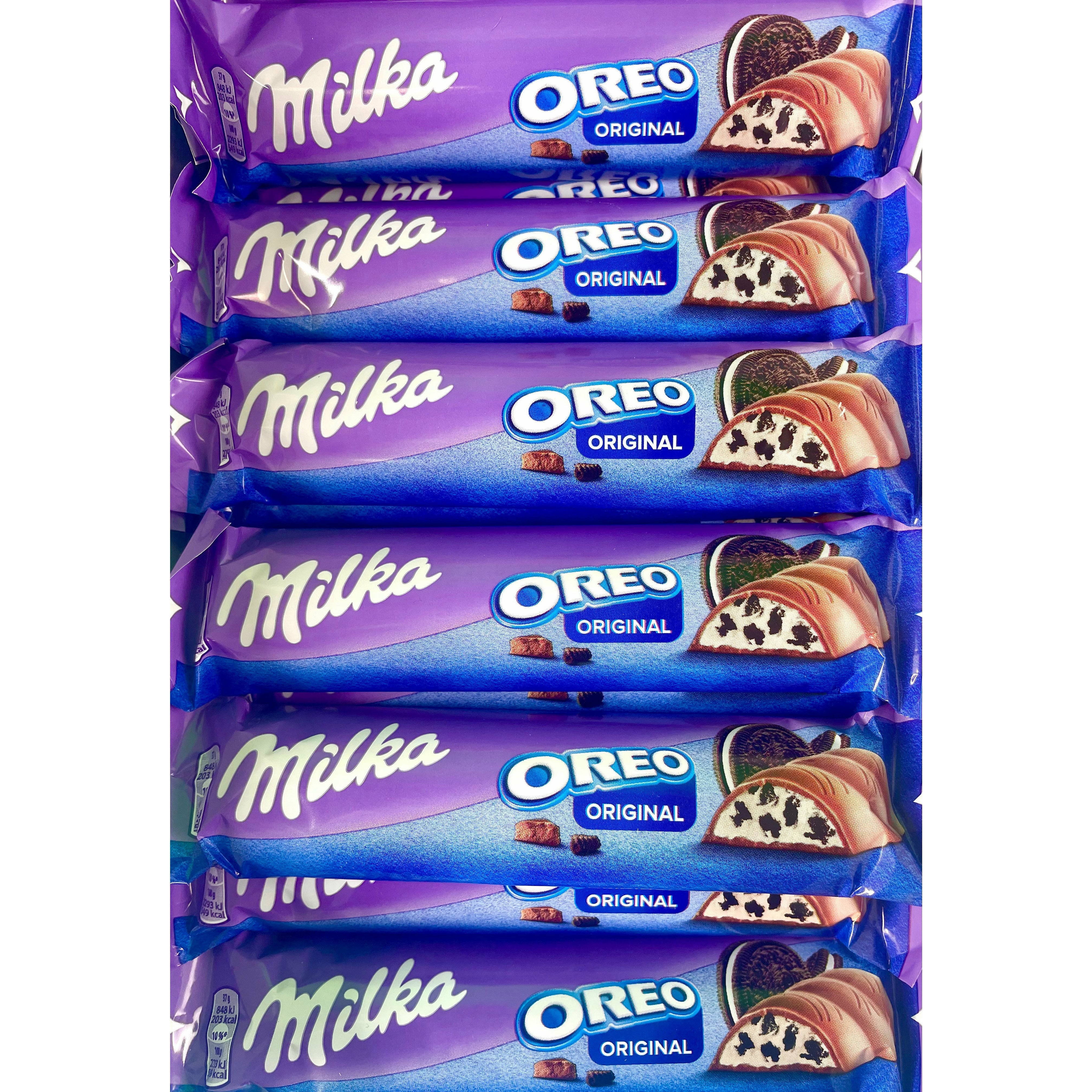 Plusieurs emballages du Milka Oreo Bar empilés les uns sur les autres