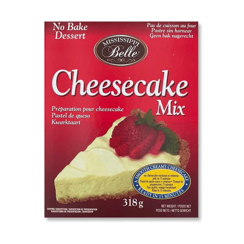 Un carton rouge sur fond blanc avec une part de tarte et beaucoup de crème, tout au-dessus une fraise coupée en rondelle