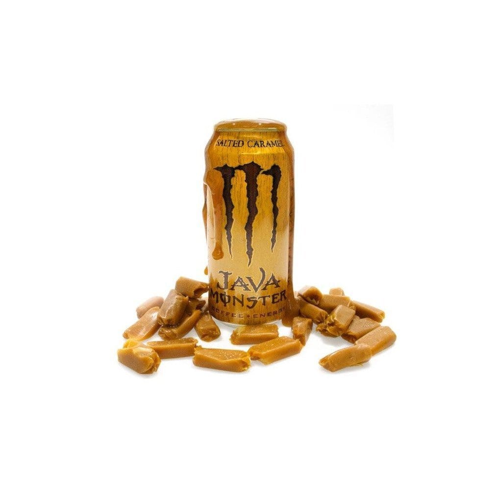 Une grande canette brune avec au centre le logo marron de Monster, un grand M et devant des morceaux de caramel. Le tout sur fond blanc