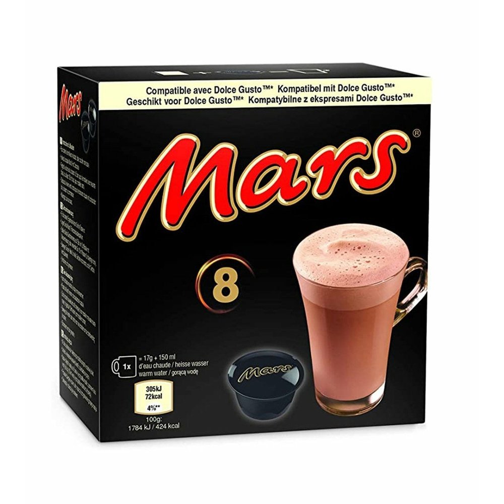 Un carton noir sur fond blanc avec écrit en grand « Mars » en rouge. Sur le devant, il y a une capsule Mars noir et à droite une grande tasse transparente avec du chocolat chaud