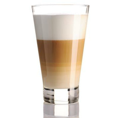 Un verre transparent qui dévoile un chocolat chaud avec des nuances de couleurs : beige en bas, marron au milieu et une mousse blanche au-dessus. Le tout sur fond blanc