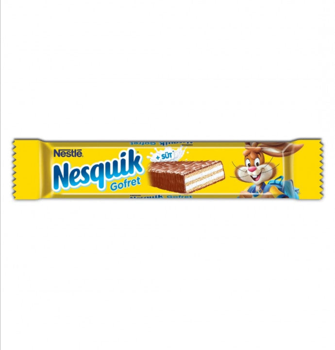 Un emballage jaune rectangulaire sur fond blanc, au centre une barre chocolatée coupée avec une mousse blanche à l’intérieur et à droite un lapin brun avec un sac-à-dos bleu