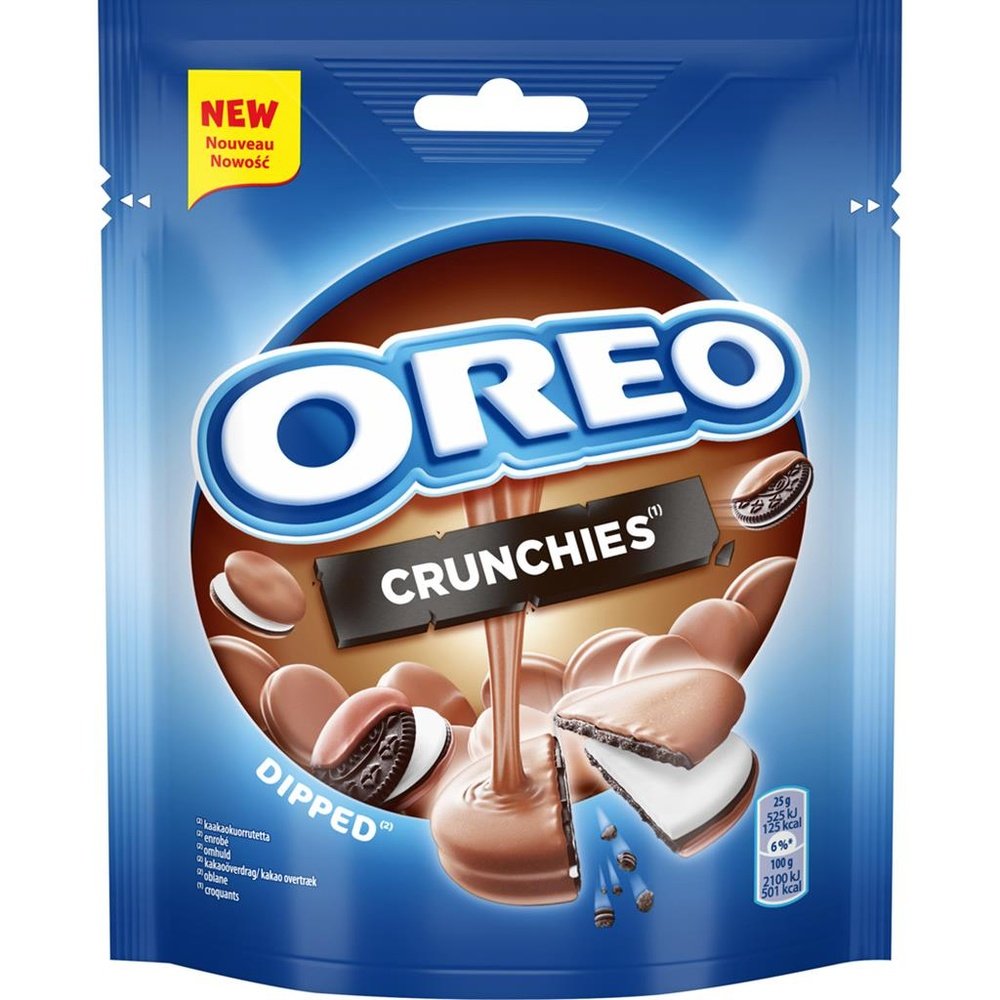 Un emballage bleu sur fond blanc avec au centre un rond marron rempli de petits biscuits au chocolat fourré à la crème blanche
