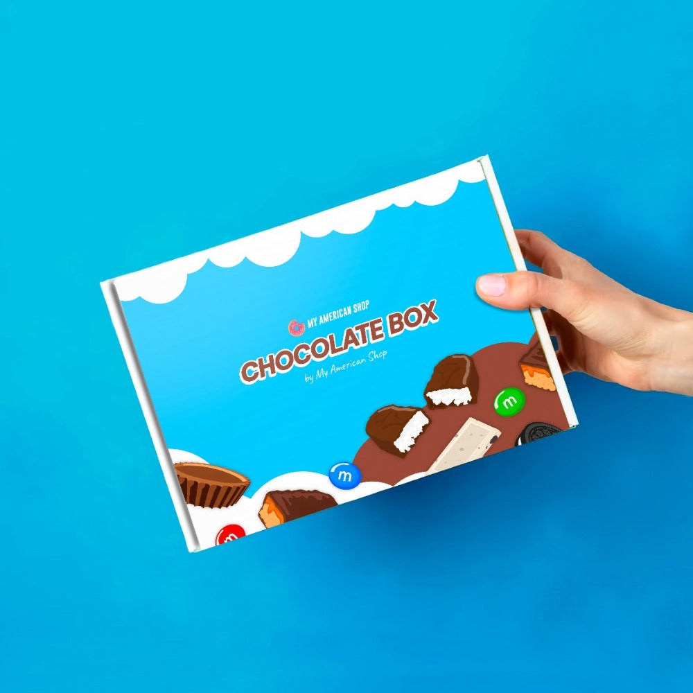 Un carton bleu et brun avec des dessins de chocolats, le tout sur fond bleu
