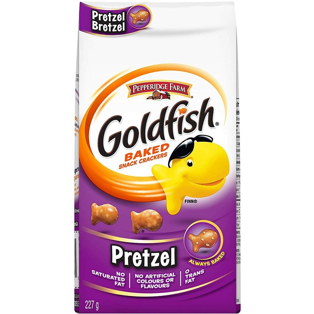 Un paquet blanc et mauve avec au centre un petit poisson jaune à lunettes de soleil, en bas 3 petits biscuits bruns en forme de poisson. Le tout sur fond blanc