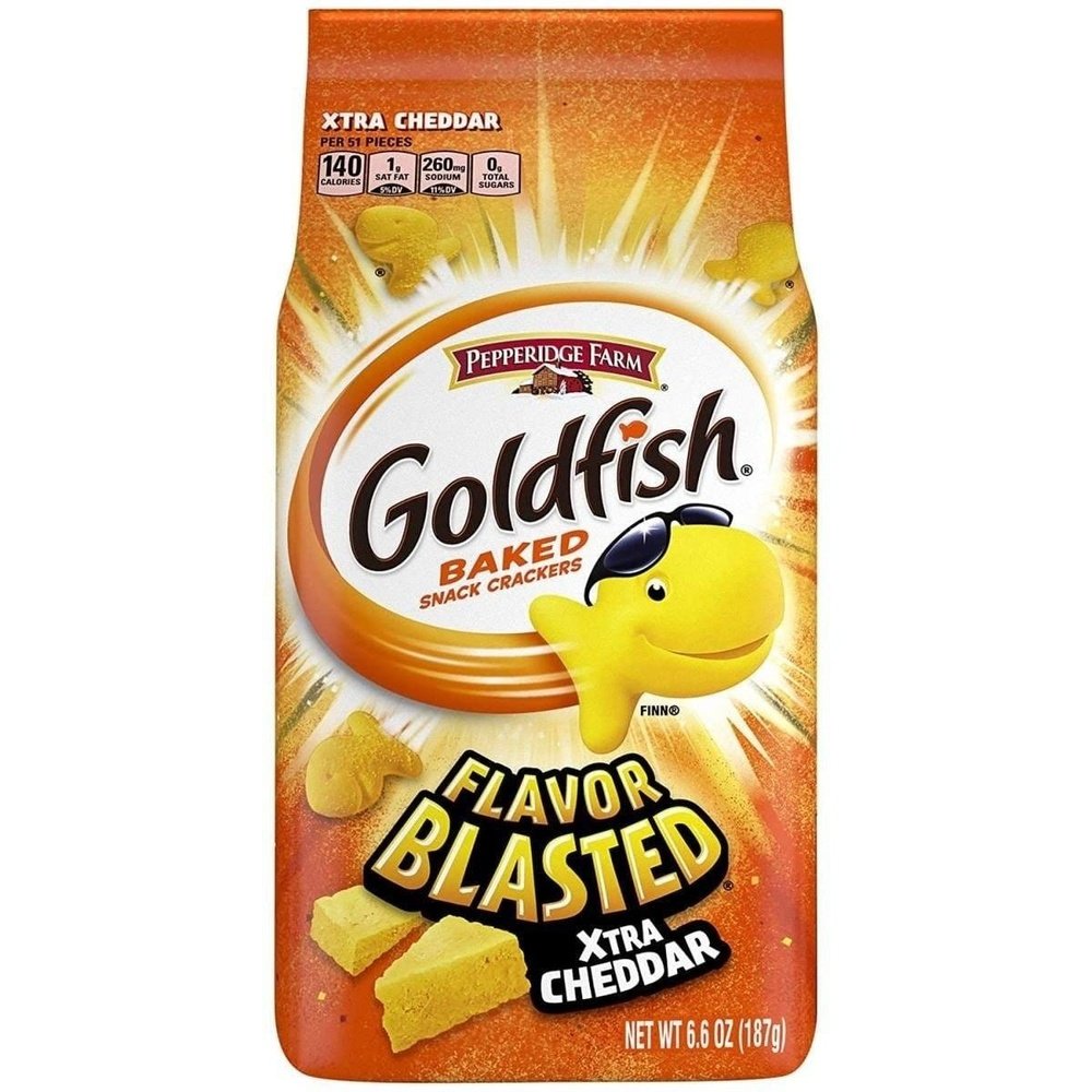 Un paquet orange avec au centre un petit poisson jaune à lunettes de soleil, en bas à gauche 2 morceaux fromage. Le tout sur fond blanc