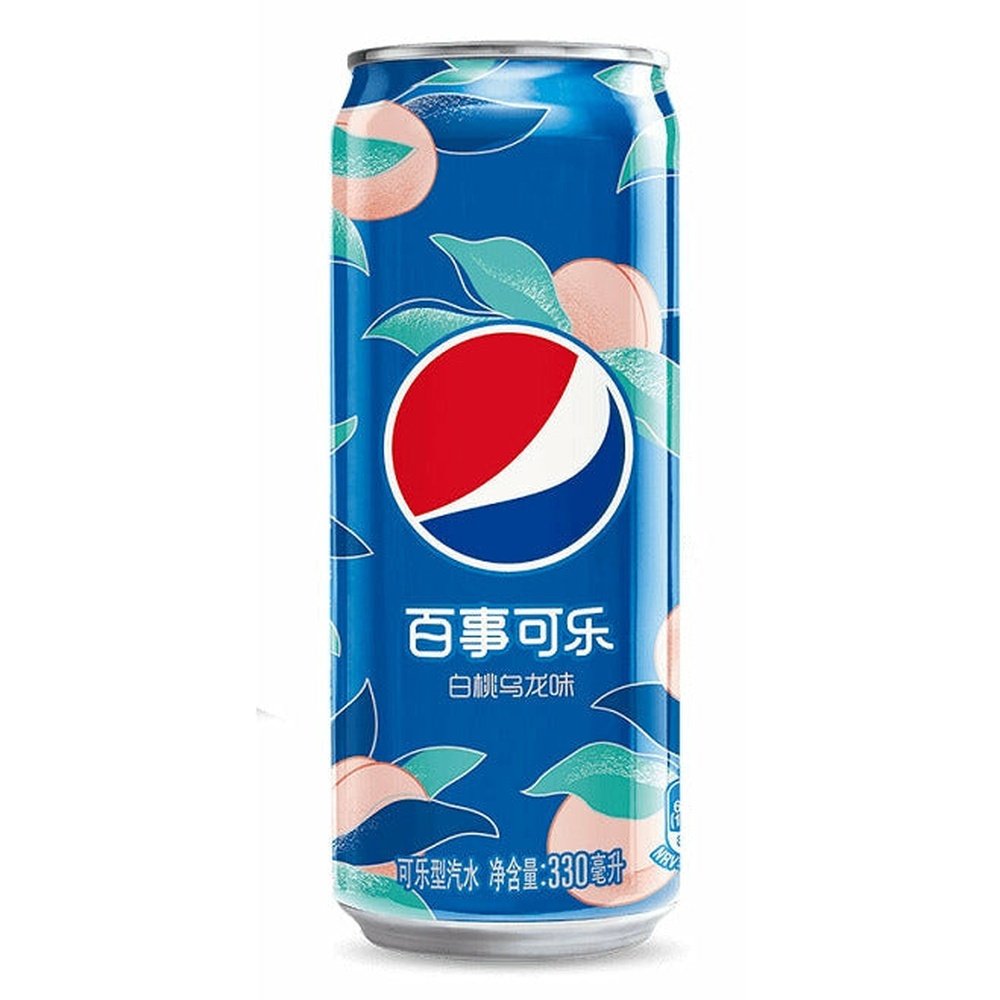 Une longue canette bleu sur fond blanc, avec des pêches roses et des feuilles vertes et le logo de Pepsi au centre